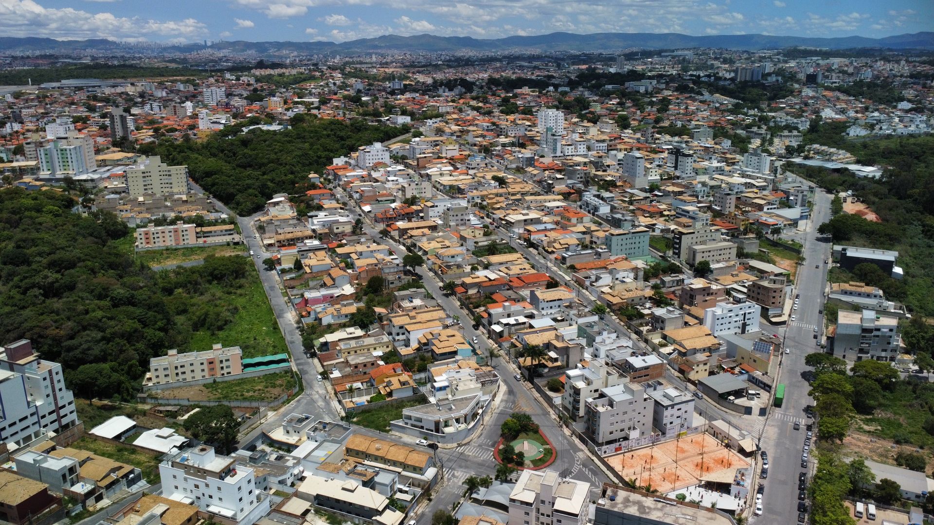 Vista aérea real de bairros e áreas verdes em Minas Gerais, Brasil