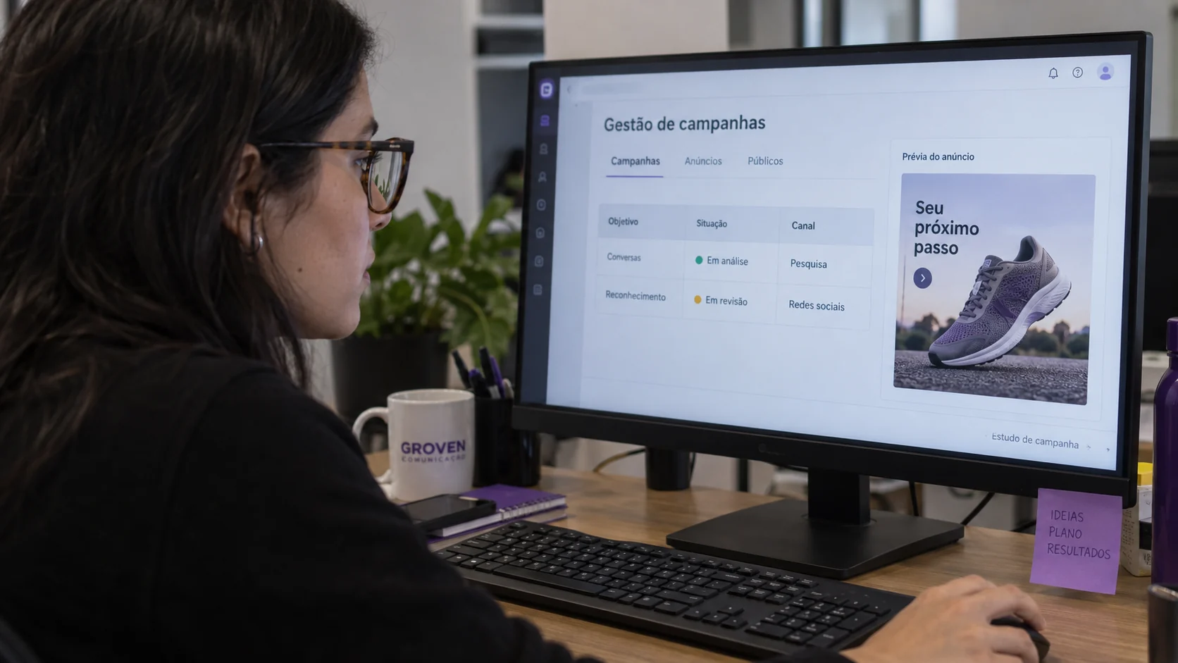 Gestão de campanhas de mídia paga com objetivos, canais e prévia de anúncio em português brasileiro